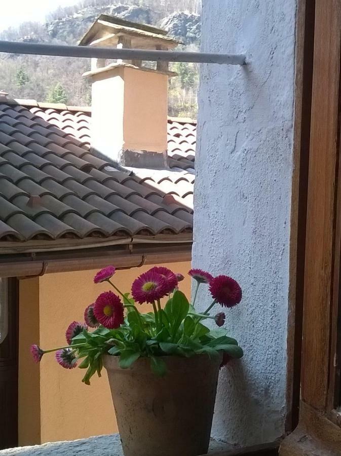 Al Vicolo Del Gallo Varallo Exterior foto